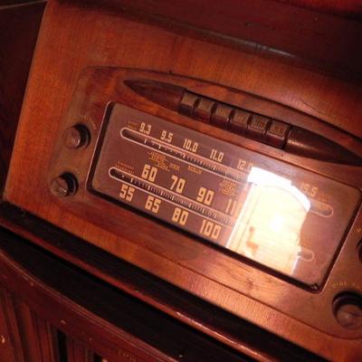 S2-3  PHILCO TUBE FLOOR RADIO