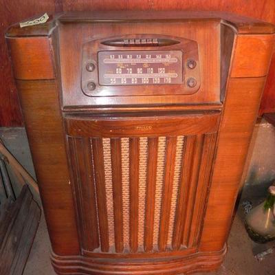 S2-3  PHILCO TUBE FLOOR RADIO