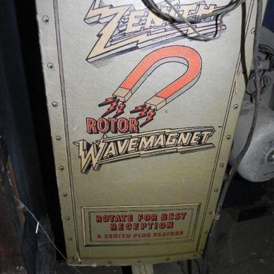 S2-4   ZENITH TUBE FLOOR RADIO