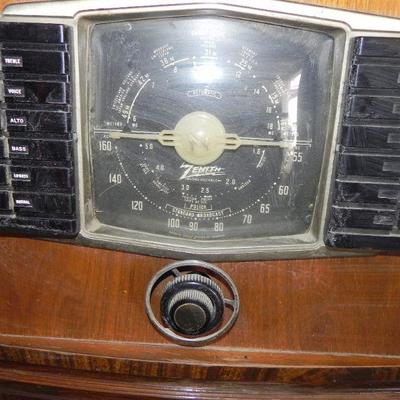 S2-4   ZENITH TUBE FLOOR RADIO
