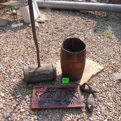 LOT 260    WOOD BARREL AND DECOR HAMMER