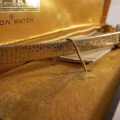 " Vintage Grugen Ladies High Fashion / 17 jewels wrist watch, gold".