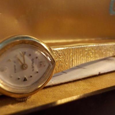 " Vintage Grugen Ladies High Fashion / 17 jewels wrist watch, gold".