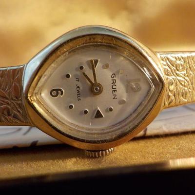 " Vintage Grugen Ladies High Fashion / 17 jewels wrist watch, gold".