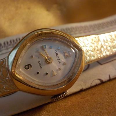 " Vintage Grugen Ladies High Fashion / 17 jewels wrist watch, gold".