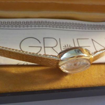 " Vintage Grugen Ladies High Fashion / 17 jewels wrist watch, gold".