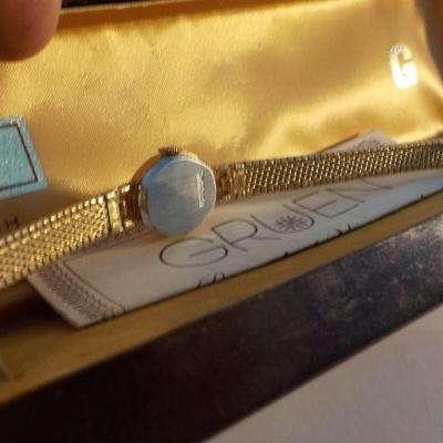 " Vintage Grugen Ladies High Fashion / 17 jewels wrist watch, gold".