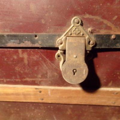LOT 321  ANTIQUE TRUNK