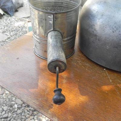 LOT 333  VINTAGE KITCHEN ITEMS