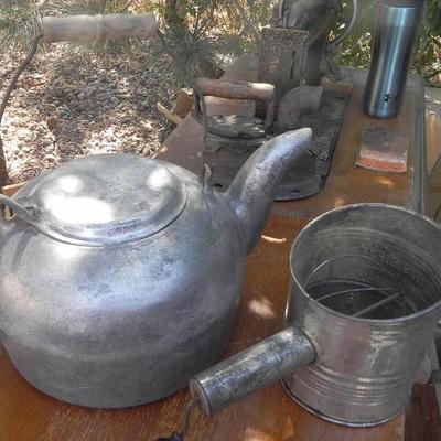 LOT 333  VINTAGE KITCHEN ITEMS