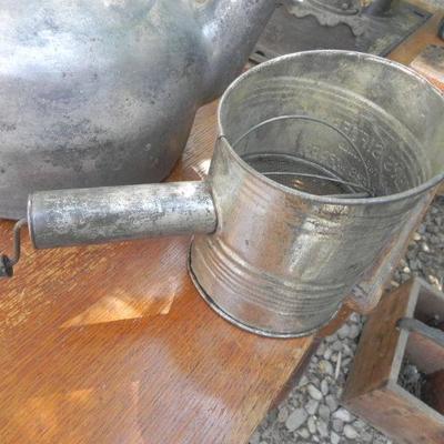 LOT 333  VINTAGE KITCHEN ITEMS