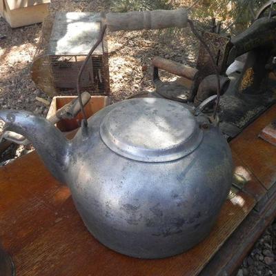 LOT 333  VINTAGE KITCHEN ITEMS