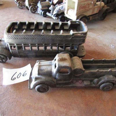 G-36  DOUBLE DECKER AND TRUCK 