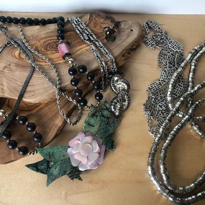 D8: Collection of Costume Jewelry