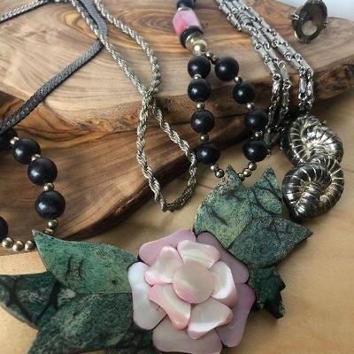 D8: Collection of Costume Jewelry