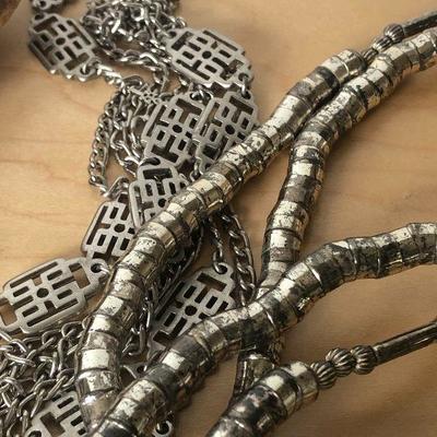 D8: Collection of Costume Jewelry