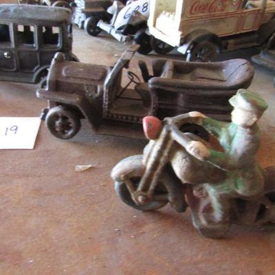 G-3  MOTORCYCLE COP AND 2 CAST IRON CARS