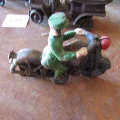 G-3  MOTORCYCLE COP AND 2 CAST IRON CARS