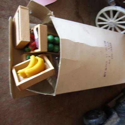 G-8  CAST IRON FRUIT AND VEGETABLE HORSE AND CART