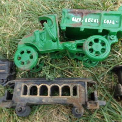 LOT 264  CAST IRON DUMP TRUCK & 4 PC TRAIN