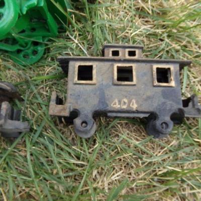 LOT 264  CAST IRON DUMP TRUCK & 4 PC TRAIN