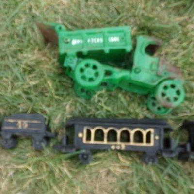 LOT 264  CAST IRON DUMP TRUCK & 4 PC TRAIN