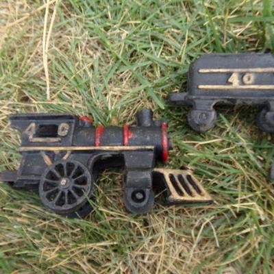 LOT 264  CAST IRON DUMP TRUCK & 4 PC TRAIN
