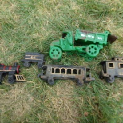 LOT 264  CAST IRON DUMP TRUCK & 4 PC TRAIN