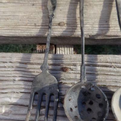 LOT 268  LARGE LOT OF CAST IRON KITCHEN UTENSILS AND PEGGED HANGERS