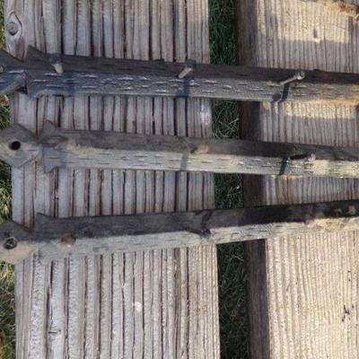 LOT 268  LARGE LOT OF CAST IRON KITCHEN UTENSILS AND PEGGED HANGERS