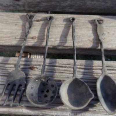 LOT 268  LARGE LOT OF CAST IRON KITCHEN UTENSILS AND PEGGED HANGERS