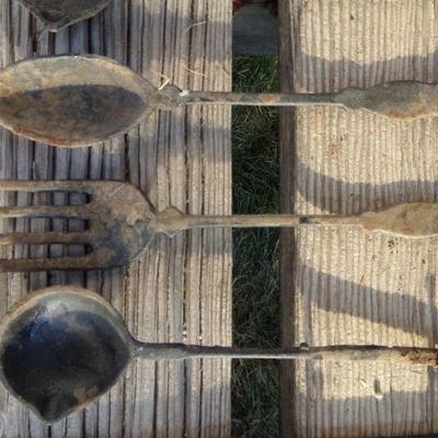 LOT 268  LARGE LOT OF CAST IRON KITCHEN UTENSILS AND PEGGED HANGERS