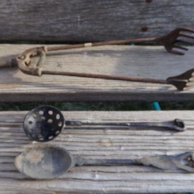 LOT 268  LARGE LOT OF CAST IRON KITCHEN UTENSILS AND PEGGED HANGERS