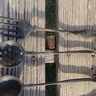 LOT 268  LARGE LOT OF CAST IRON KITCHEN UTENSILS AND PEGGED HANGERS