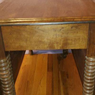 Gorgeous 19th century gate leg/drop leaf walnut dining table