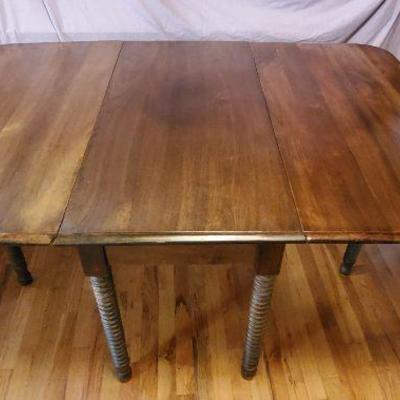 Gorgeous 19th century gate leg/drop leaf walnut dining table
