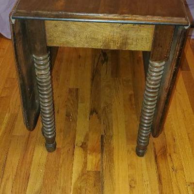 Gorgeous 19th century gate leg/drop leaf walnut dining table