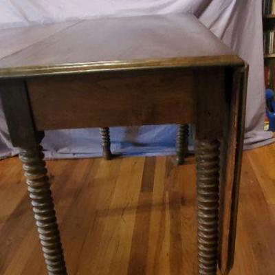 Gorgeous 19th century gate leg/drop leaf walnut dining table