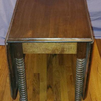 Gorgeous 19th century gate leg/drop leaf walnut dining table
