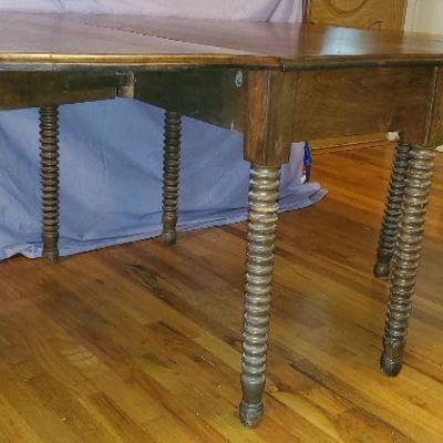 Gorgeous 19th century gate leg/drop leaf walnut dining table