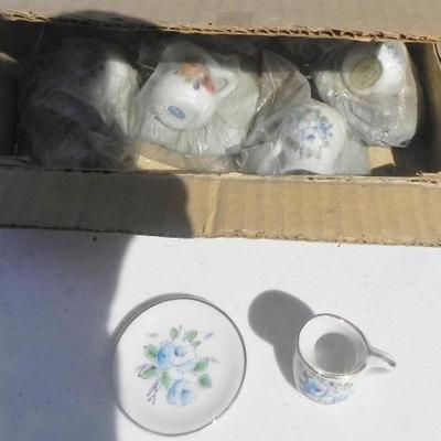 LOT 280  SMALL, TOY TEACUPS AND SAUCERS
