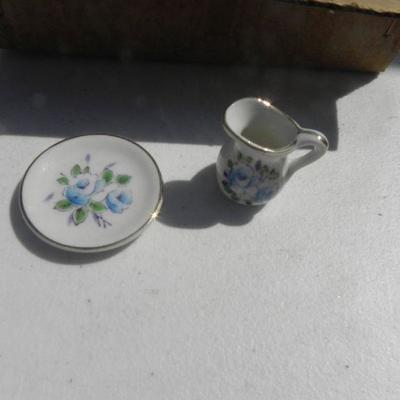 LOT 280  SMALL, TOY TEACUPS AND SAUCERS