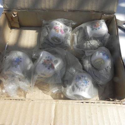 LOT 280  SMALL, TOY TEACUPS AND SAUCERS