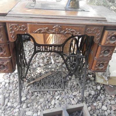 LOT 273  SINGER TREADLE SEWING MACHINE IN CABINET