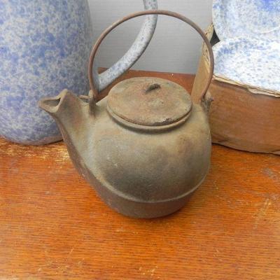LOT 287  CAST IRON KETTLE & SPECKLED PITCHER AND PLATES
