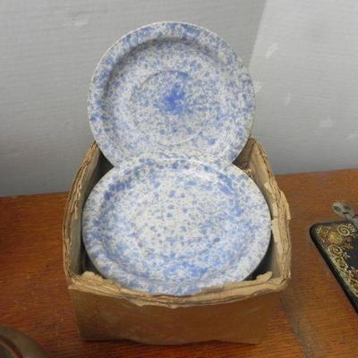 LOT 287  CAST IRON KETTLE & SPECKLED PITCHER AND PLATES