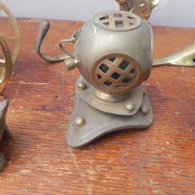 LOT 295  SMALL BRASS DECOR