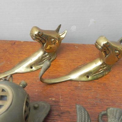 LOT 295  SMALL BRASS DECOR