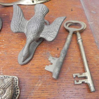 LOT 295  SMALL BRASS DECOR