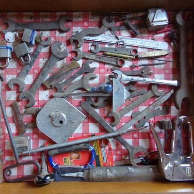 WS-37  WORK GLOVES AND WRENCHES